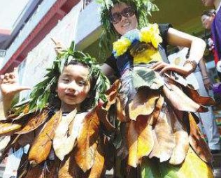 婆婆树叶做衣服给儿媳村头走秀,是真村民还是营销团队?