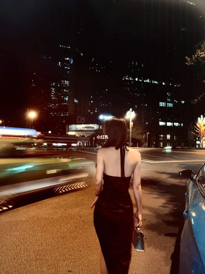 杭州小区裸背拍照网红道歉,她的行为有何不妥之处?