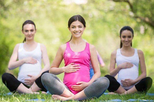 何洁产后一家五口同框,何洁身材显胖,产后如何身材管理?