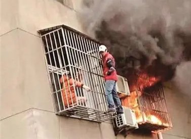 火场救人的武汉快递小哥被公司提拔,公司给其带来了怎样的鼓励?