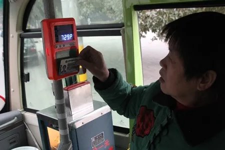 老人坐公交不刷卡掌掴女司机!这位老人这么做合法吗?