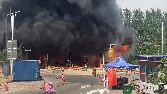 山东一收费站突发大火暂停业务，此次火灾是否造成了人员伤亡？