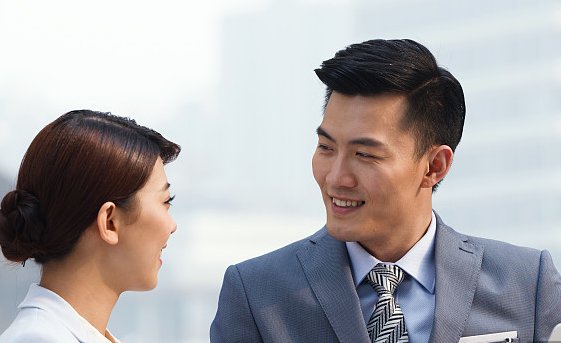 男子未参加同事生日宴被罚,公司的处理是否合法?