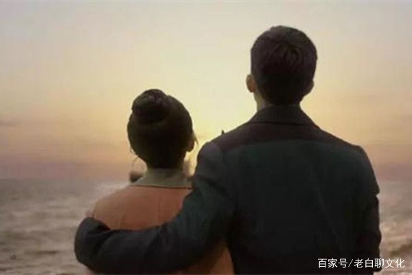 雷佳音回应搂抱美女:正常行为!异性朋友搂抱,真的正常吗?