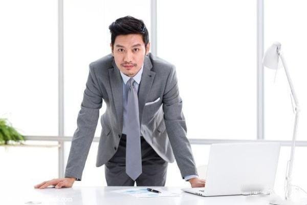 年轻人在职场该展露锋芒还是要懂得收敛?各有什么利弊?