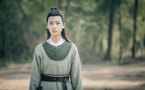 演员边程就未成年吸烟道歉,作为公众人物是否更该以身作则?