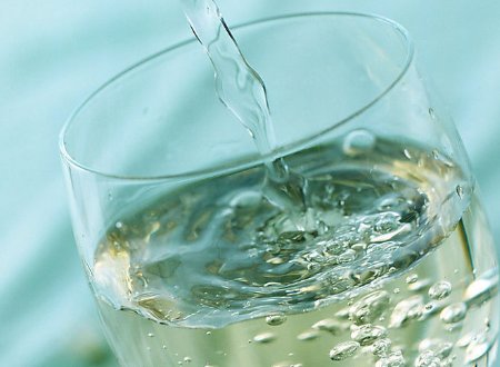 谁能说说 水杯,水瓶,水壶 三者的区别?