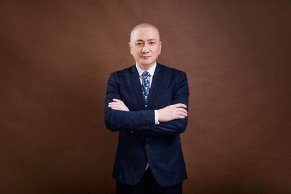 62岁汤镇业商演赔笑,儿子卖猪肉,一代港星为何沦落至此?