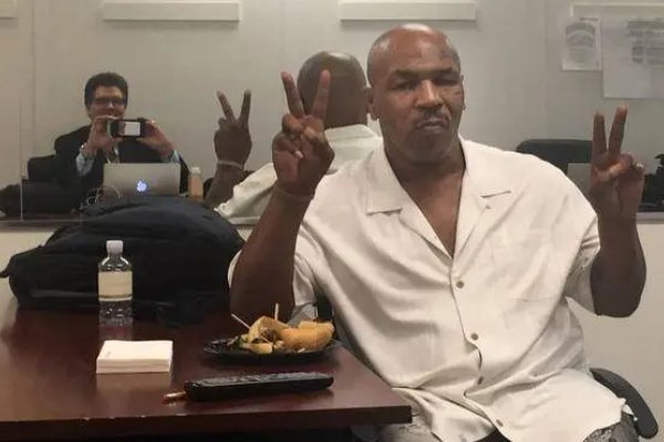 拳王泰森飞机上暴揍醉酒男,拳王为何暴怒?