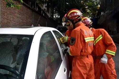 2男孩车内窒息，究竟谁才是受害者？