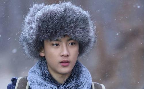 演员边程就未成年吸烟道歉,作为公众人物是否更该以身作则?