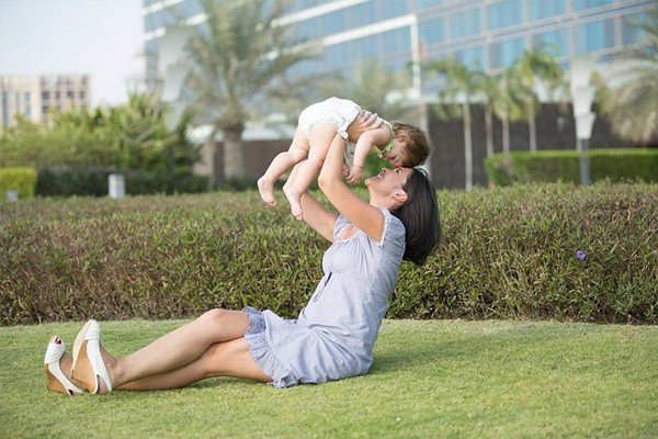 何洁产后一家五口同框,何洁身材显胖,产后如何身材管理?