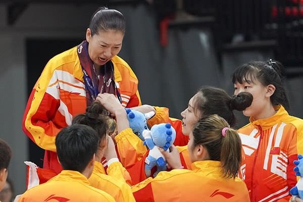 军运会-中国女篮三连胜,为何多类运动巾帼强于须眉?