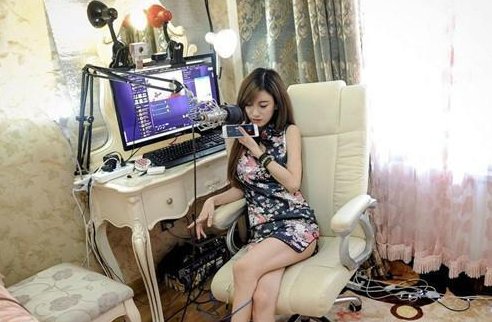 河南一位单亲爸爸打赏女主播被拉黑后跳河自杀，到底该不该关闭打赏功能？