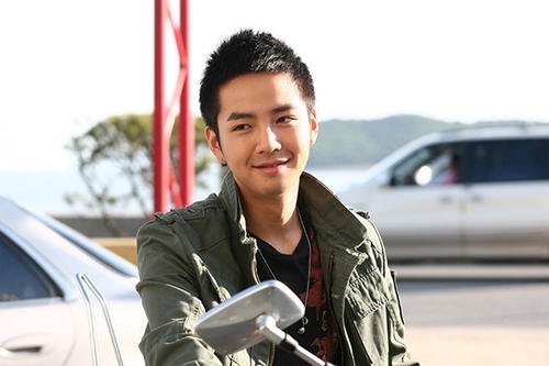 张根硕退伍重回颜值巅峰,你还记得他之前有多火吗?