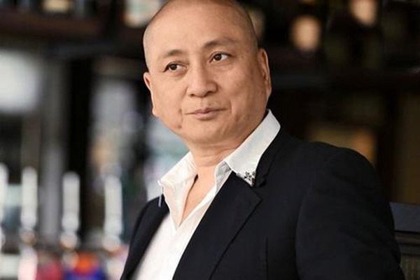 62岁汤镇业商演赔笑,儿子卖猪肉,一代港星为何沦落至此?