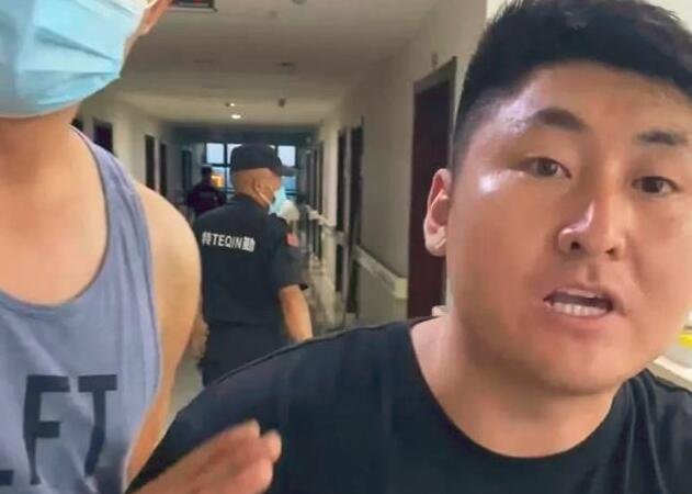 演员姜涛深夜大闹医院开直播,这是怎么回事?