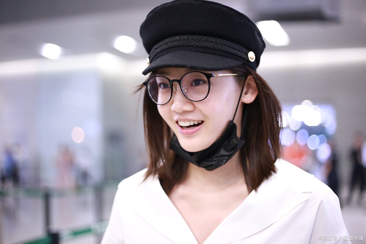 苗苗游泳四肢纤细不见孕肚，郑恺边录视频边调侃，你酸了吗？