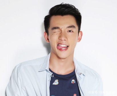 苗苗素颜陪郑恺打球，腹部隆起孕肚明显，为何还不忘帮老公拍帅照呢？