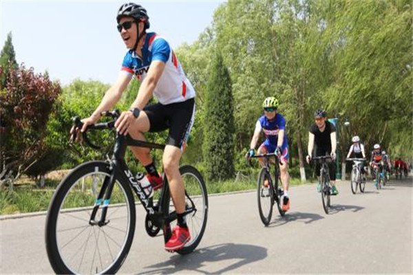 骑行男路边乞讨遭过路女子怒怼，他是骗子吗？