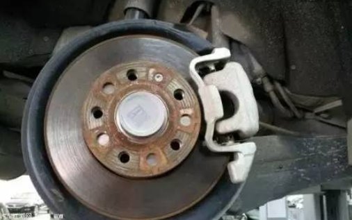 汽车刹车盘生锈了怎么处理？