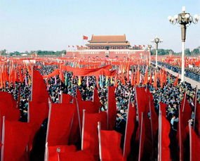 我们应该怎么样弘扬革命文化，传承红色基因？