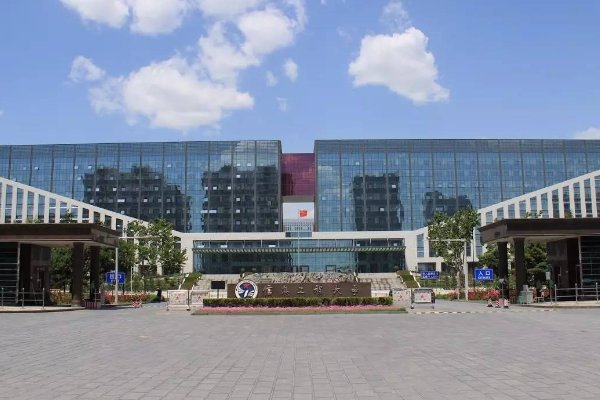 郑州解放军信息工程大学属于几本？常年的录取分数线多高？每年录取几人？
