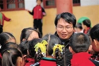带着妹妹上学，感动中国十大人物的洪战辉，如今怎么样了？
