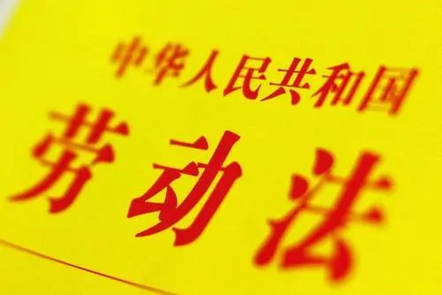 员工在待岗期间,公司该如何支付工资?
