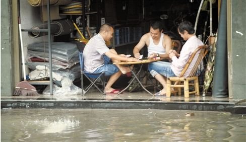 重庆人淡定围观洪水，下游城市遭了哪些殃？