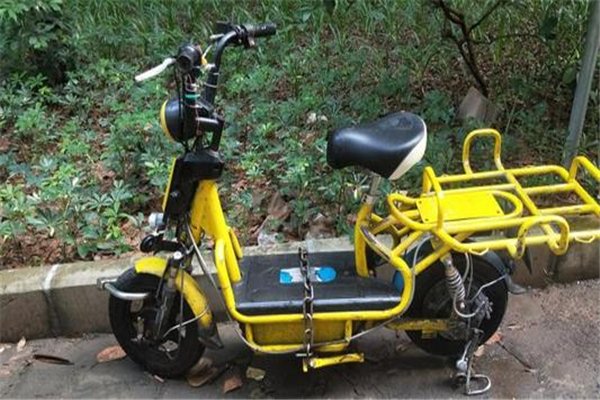 物业锁外卖小哥车称“人民的权力”，对此你怎么看？