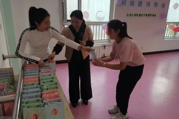 幼儿园老师送什么礼物