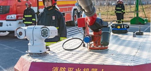 长沙一房屋倒塌被困人员敲墙回应，消防员采取了哪些黑科技仪器进行救援？