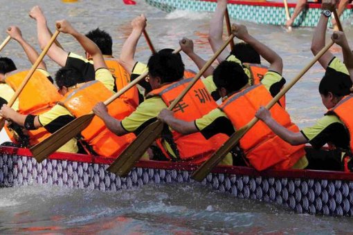 一个篱笆三个桩，一个好汉三个帮是什么意思