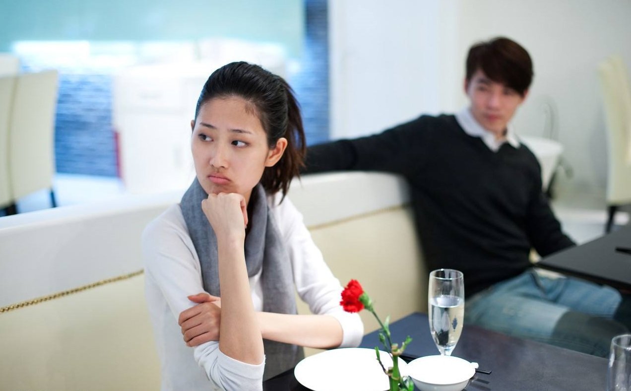 情夫想在车上发生关系，女子杀死情夫并报警，女子属于正当防卫吗？