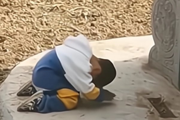 贵州一老人去世，5岁孙子偷偷跪拜，怎样看待这种“传承”？