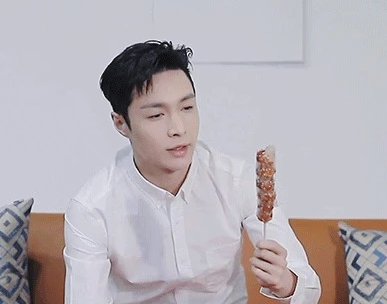 张艺兴被电子鞭炮吓到，当时张艺兴的反应是怎样的？