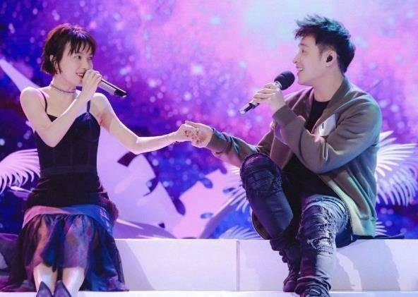 吴昕遭前男友威胁，亲密照外泄，渣男前任到底有多可怕？