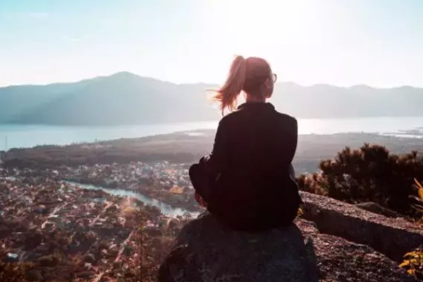 人勤春来早,奋进正当时的下一句是什么？