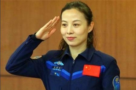 王亚平身着运动装亮相空间站，她的状态看起来如何？