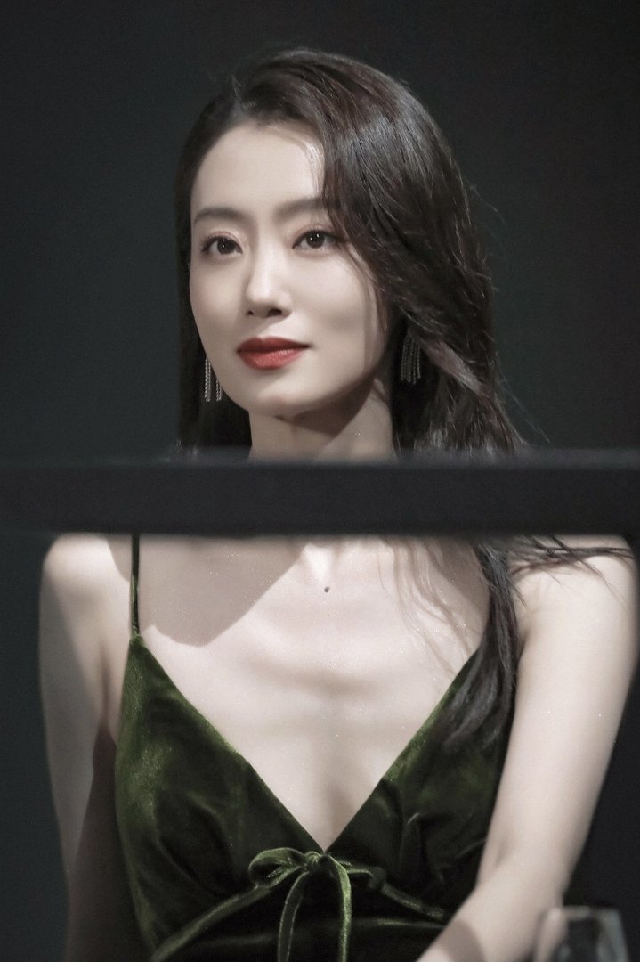 张小斐:美女不要总扯肩带,为何她在在舞台上不停扯肩带?