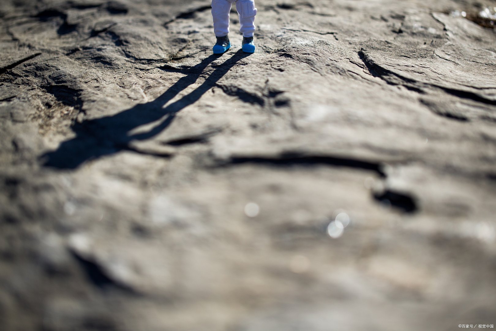 航天员出舱被保护得像宝宝，他们身上为何包裹这么多东西？