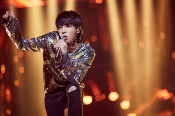 华晨宇是开着自家的跑车出道的，家里真的很有钱吗？