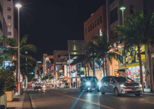 描写人们在街上的情景的句子