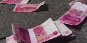 杭州夫妻深夜吵架，丈夫竟将1万多现金从楼上扔下，你如何看待他的行为？