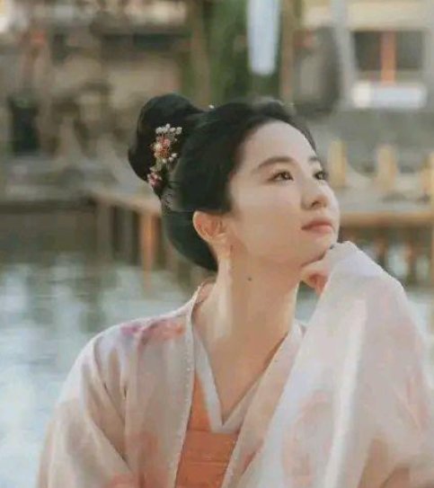 刘亦菲再陷年龄造假争议,她本人对此事作何态度?