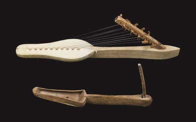 李贺诗句“吴丝蜀相张高秋”中的“吴丝蜀相”代指什么乐器?