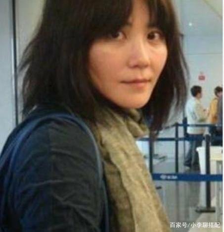 王菲素颜亮相,瘦太狠初现老态,一身黑色显气质,你觉得太瘦了好看吗?