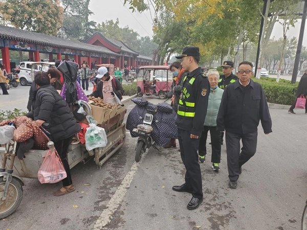 南宁通报城管与摊贩发生冲突，此事背后暴露出了哪些问题？