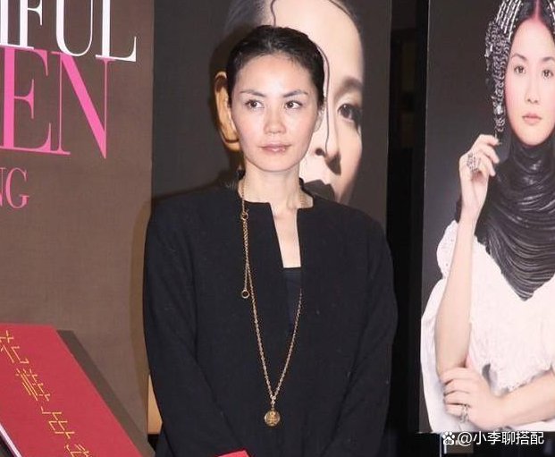 王菲素颜亮相,瘦太狠初现老态,一身黑色显气质,你觉得太瘦了好看吗?